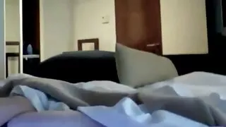 Hai Người đàn ông khăng khăng tổ chức xetloanluan skromnjashke đôi proneknovenie tình dục