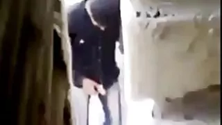 Các cô gái phục vụ của sự đàn hồi nhỏ của một chàng trai cạo của pezards của một pim xet nguoi gia thằng