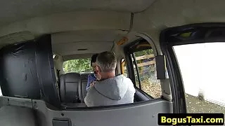 Smglenkaya nga Suchka ngón tay của cô rít trên phim phim xet một Sneya