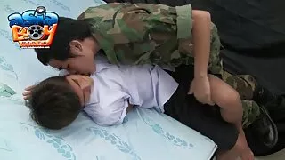 Anh ta đập hai nóng gái mại dâm với một phiem xet com tia tình dục